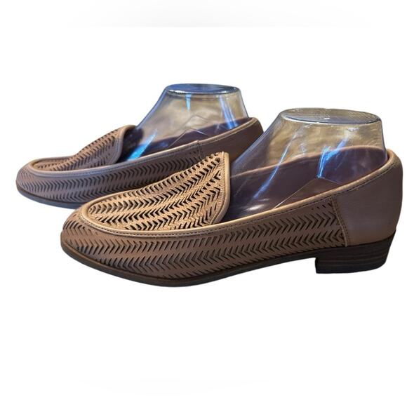 Lucky Brand Women’s Size 9.5 Perforated Leather Flats in a Natural Leather - Picture 2 of 6